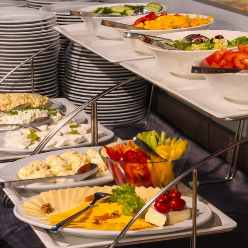 Obfity bufet śniadaniowy z wyborem świeżych warzyw, serów i past – polecany hotel Warszawa na weekend w stolicy.