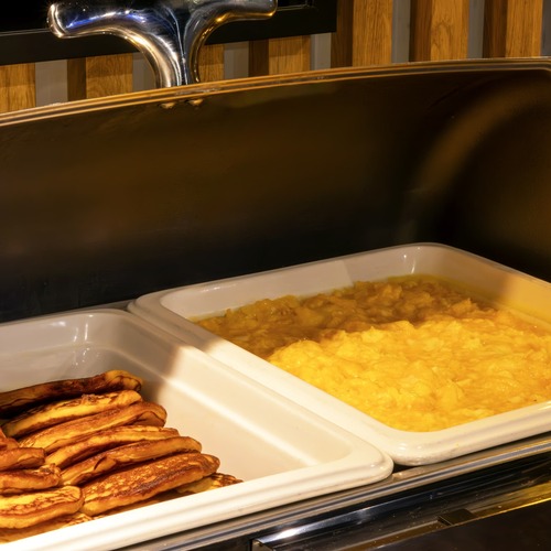 Jajecznica i naleśniki w bufecie śniadaniowym restauracji PragaTu