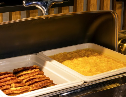 Złocista jajecznica i stos naleśników w podgrzewanych tackach bufetowych. Pożywne śniadania w restauracji PragaTu idealnie uzupełniają komfortowe noclegi Warszawa blisko stacji metra Dworzec Wileński. To doskonały hotel Warszawa dla ceniących smaczny początek dnia, reprezentujący sprawdzone i tanie hotele Warszawa.