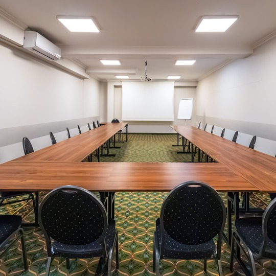 Klimatyzowana sala konferencyjna w układzie U z projektorem, ekranem i flipchartem w Hit Hotelu w Warszawie