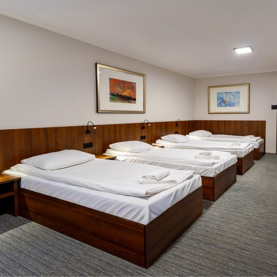 Przestronny pokój czteroosobowy z czterema pojedynczymi łóżkami w Hit Hotelu w Warszawie