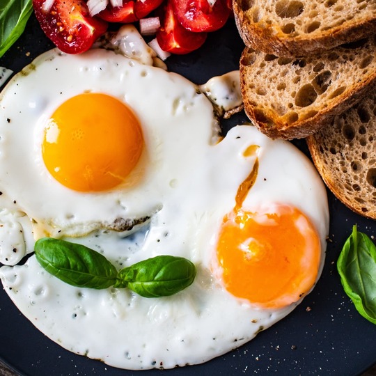 Pożywne śniadanie ze świeżymi jajkami sadzonymi, ciemnym pieczywem, pomidorkami i bazylią. Smaczne poranne posiłki w Restauracji PragaTu idealnie uzupełniają komfortowe noclegi Warszawa blisko stacji metra Dworzec Wileński. Sprawdzony hotel Warszawa na udany początek dnia, doskonale wpisujący się w polecane i tanie hotele Warszawa.