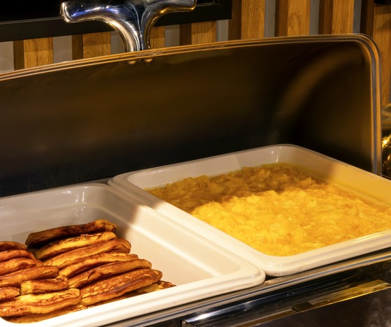 Złocista jajecznica i stos naleśników w podgrzewanych tackach bufetowych. Pożywne śniadania w restauracji PragaTu idealnie uzupełniają komfortowe noclegi Warszawa blisko stacji metra Dworzec Wileński. To doskonały hotel Warszawa dla ceniących smaczny początek dnia, reprezentujący sprawdzone i tanie hotele Warszawa.
