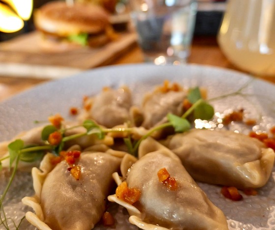 Pierogi mit Schmalz und frischen Kräutern, serviert im Hotelrestaurant
