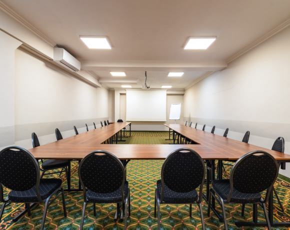 Wnętrze Sali konferencyjnej dla szkolenia lub konferencji w ustawieniu ze stołami.