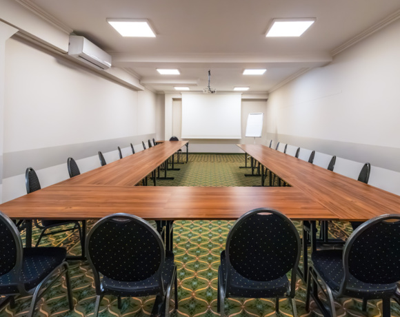 Konferencja i szkolenie – sala A w hotelu Warszawa w ustawieniu podkowa