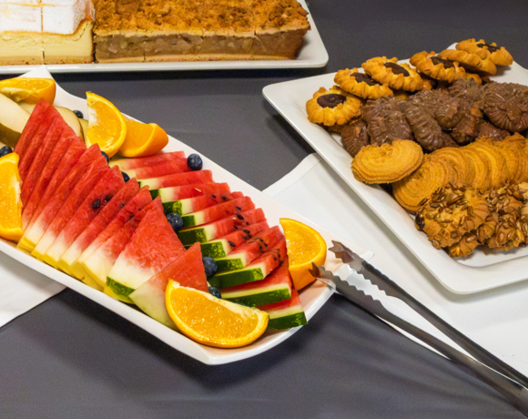 Przerwa kawowa w hotelu w Warszawie – ciastka, owoce i ciasto dla gości konferencji