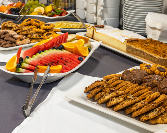 Przerwa kawowa podczas szkolenia – ciastka, owoce i ciasto