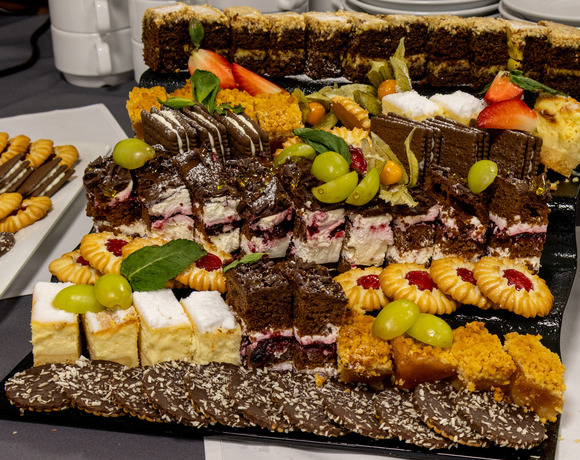 Półmisek deserów hotelowych: mini ciastka, kremowe porcje, ciasteczka z czekoladą i świeże owoce