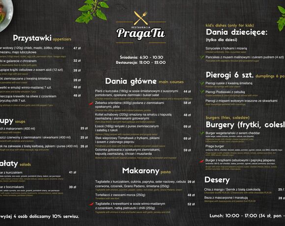 Rustykalne menu na ciemnym drewnianym tle z złotym logo widelca i noża, polskie potrawy, kategorie, ceny i godziny otwarcia.