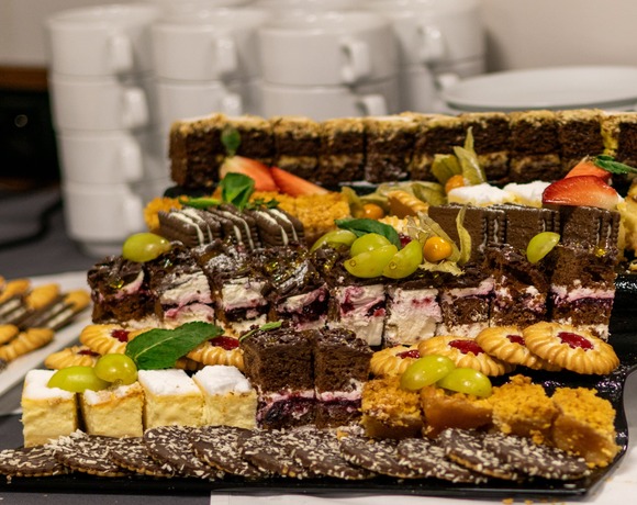 Süßes Buffet mit Schichtkuchen, Keksen und frischem Obst – komfortables Hotel in Warschau nahe der Altstadt.