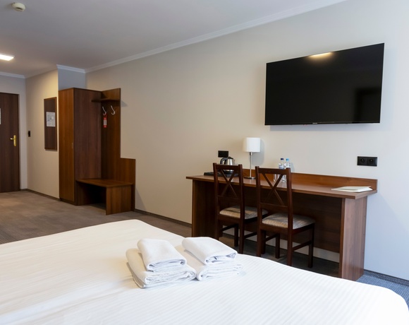 Робочий стіл і телевізор у номері Hit Hotel