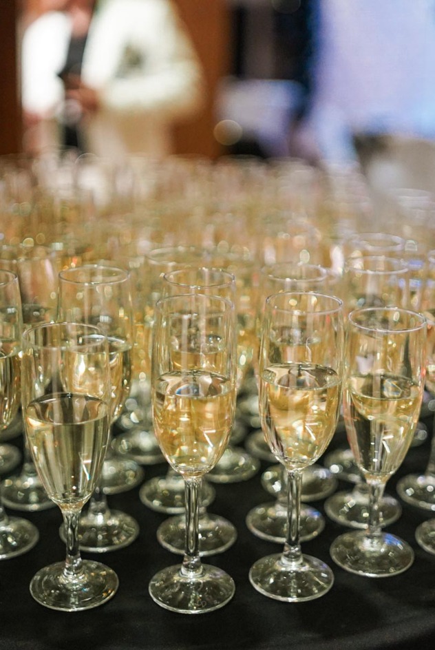 Stół z wieloma kieliszkami szampana gotowymi na eleganckie przyjęcie w hotelu