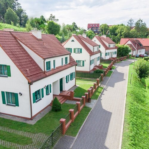 Widok na trzy budynki apartamentów willowych