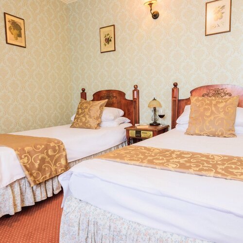 Sypialnia w apartamencie willowym z dwoma oddzielnymi łóżkami