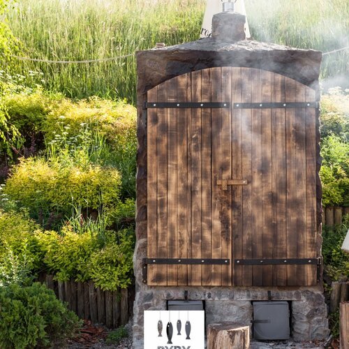 Wędzarnia z kamienia z drewnianymi drzwiczkami