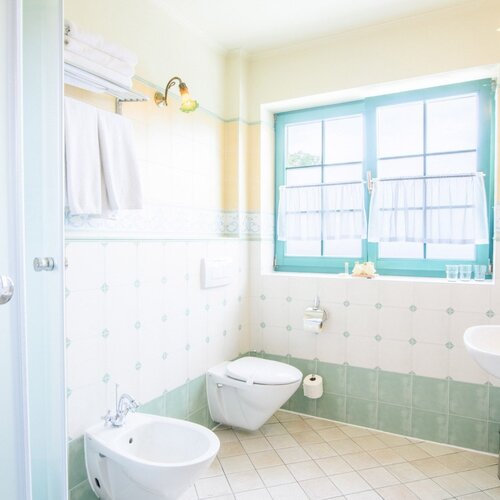 Łazienka w apartamencie willowym z toaletą, umywalką i prysznicem