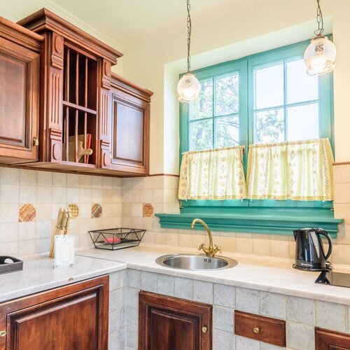 Aneks kuchenny w apartamencie willowym z oknem z widokiem na jezioro