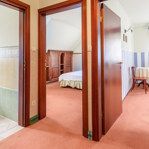 Korytarz z wejściem do łazienki i dwóch sypialni