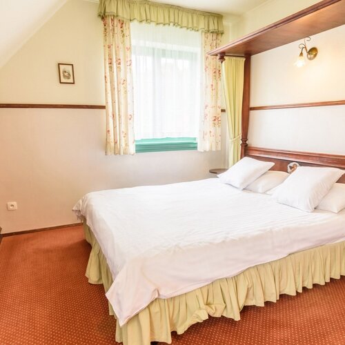 Sypialnia małżeńska w apartamencie willowym