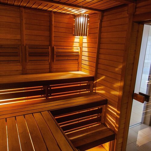 Drewniane wnętrze sauny suchej