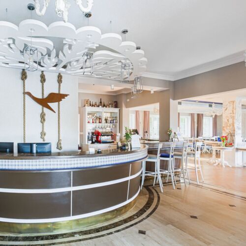 Widok na recepcję hotelową, bar i wejście do Restauracji w Zatoce