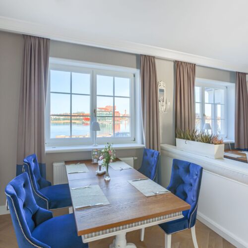 Restauracja hotelowa z widokiem na jezioro przez duże okna