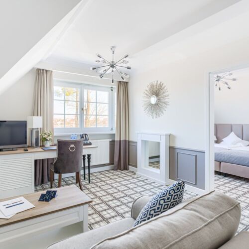 Salon apartamentu hotelowego z widokiem na sypialnię