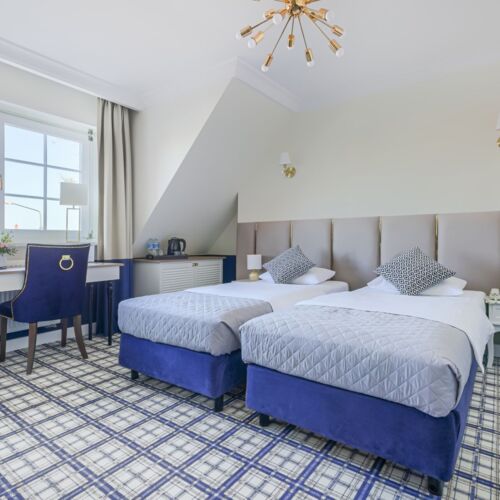 Pokój hotelowy z widokiem na jezioro, telewizorem i biurkiem