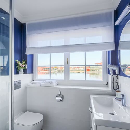 Łazienka z toaletą, umywalką i prysznicem