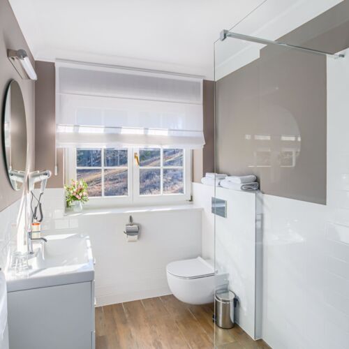 Łazienka z toaletą, umywalką i prysznicem