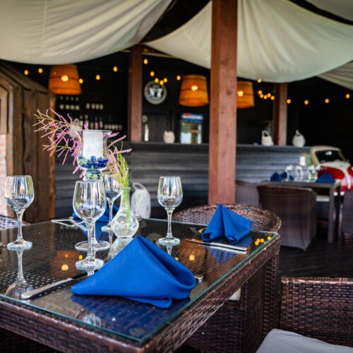 Zbliżenie na nakryty stolik w Garden Barze hotelowym przy basenie