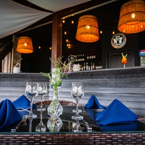 Zbliżenie na nakryty stolik w Garden Barze hotelowym przy basenie