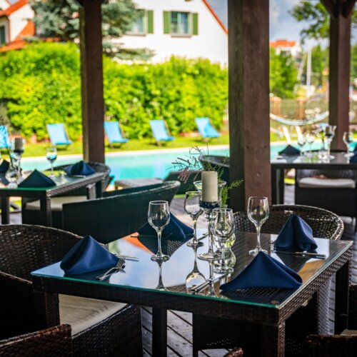 Zbliżenie na nakryty stolik w Garden Barze hotelowym przy basenie zewnętrznym