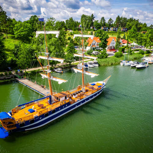 Widok z lotu ptaka na Statek Chopin, w tle budynek Hotelu Amax z ogrodem i basenem
