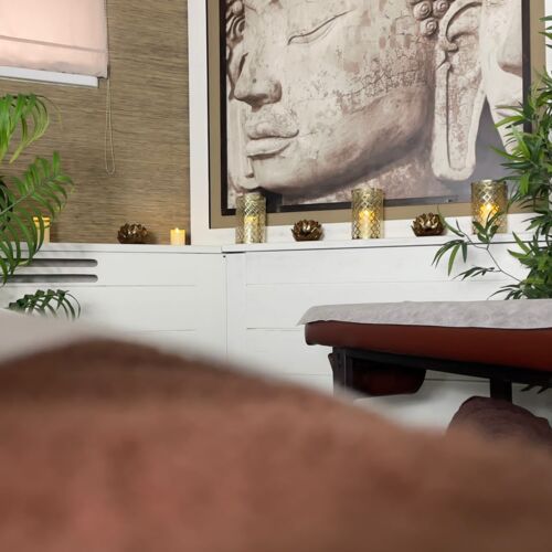 Zbliżenie na stół do masażu w gabinecie zabiegowym