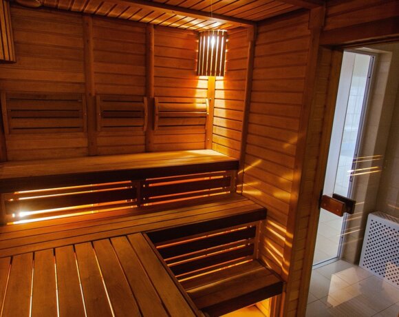 Drewniane wnętrze sauny suchej