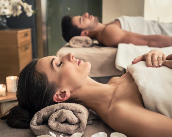 Kobieta i mężczyzna relaksujący się na stole do masażu