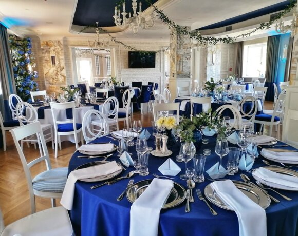 Uroczyście nakryte okrągłe stoły w Restauracji w Zatoce z okazji przyjęcia weselnego