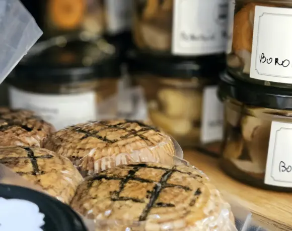 Zbliżenie na zawartość lodówki z wędzonymi serami i słoikami z przetworami