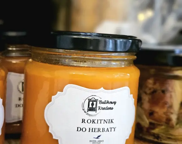 Zbliżenie na zawartość lodówki z przetworami w słoikach, rokitnik do herbaty