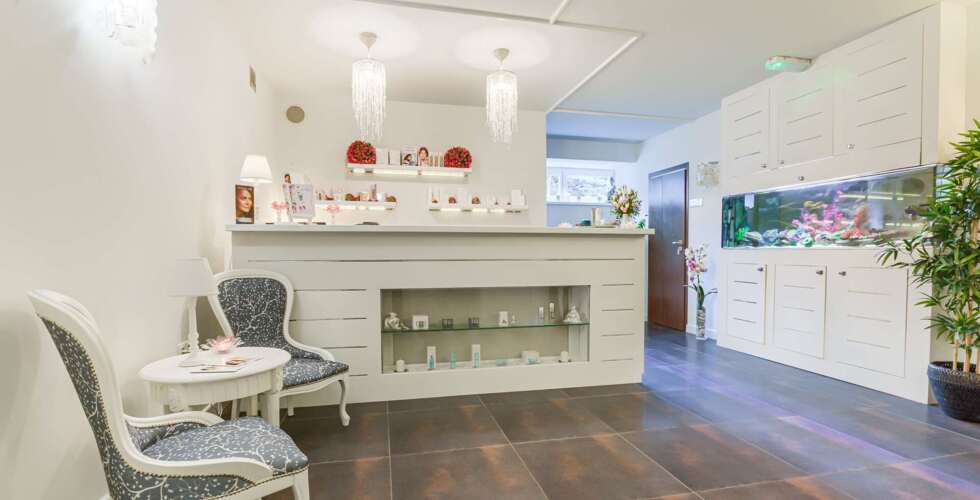 Recepcja SPA z białymi meblami i akwarium