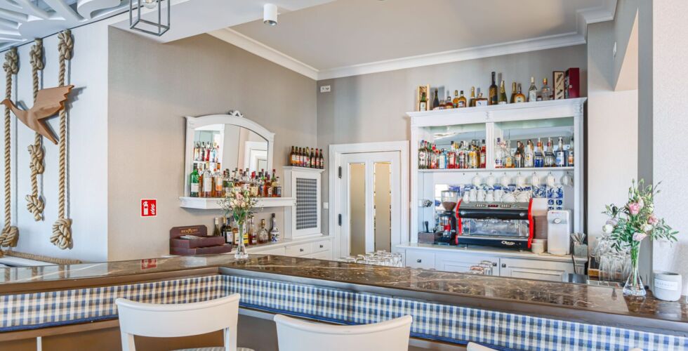 Hotelowy bar z szerokim wyborem alkoholi i kawą