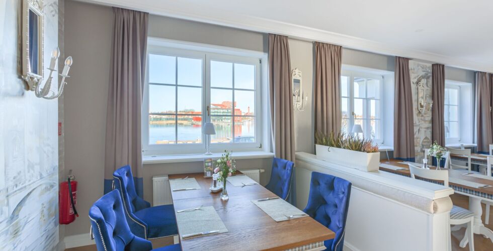 Restauracja hotelowa z widokiem na jezioro przez duże okna