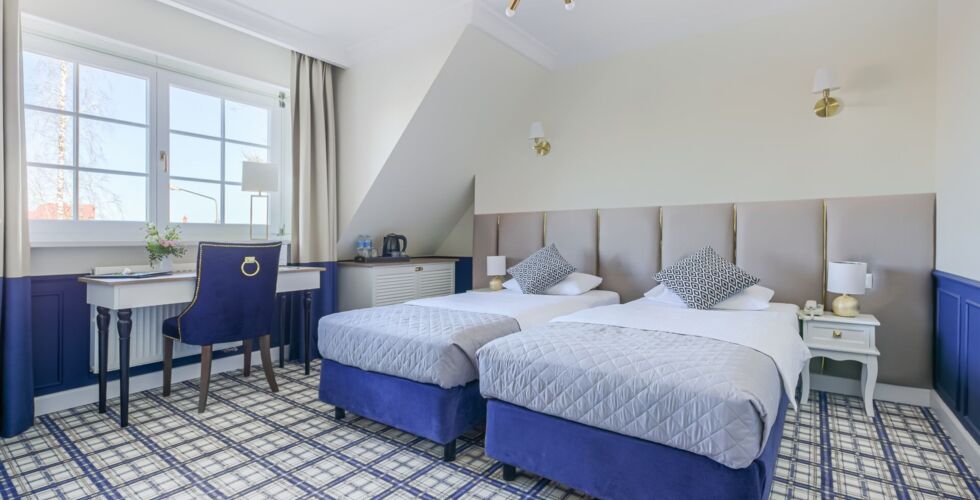 Pokój hotelowy z widokiem na jezioro, telewizorem i biurkiem