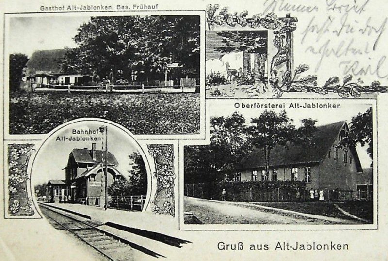 Postkartenkollage: Gasthaus mit Reetdach, Oberförsterei und kleiner Bahnhof an einer von Bäumen gesäumten Straße