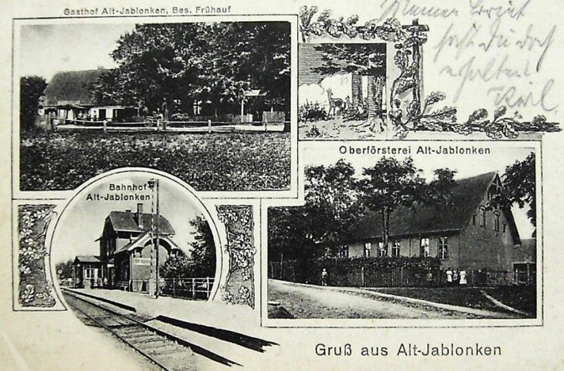 Postkartenkollage: Gasthaus mit Reetdach, Oberförsterei und kleiner Bahnhof an einer von Bäumen gesäumten Straße