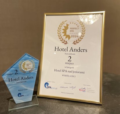 Gerahmte Urkunde und Glastrophäe für Hotel Anders, 2. Platz in der Kategorie SPA am See