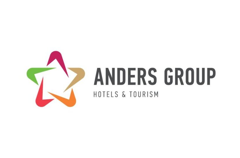 Buntes Stern-Emblem neben Schriftzug „ANDERS GROUP“ mit dem Zusatz „Hotels & Tourism“ in modernem Grau