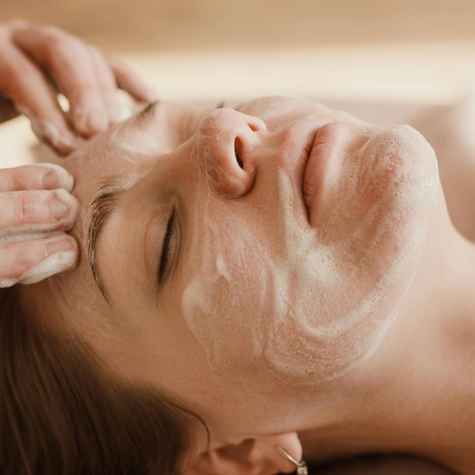 Entspannende Gesichtsbehandlung mit Schaumreinigung und sanfter Stirnmassage in ruhigem Spa